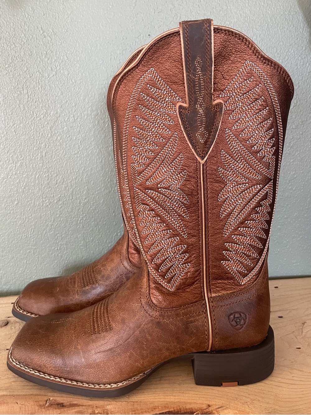NIB ARIAT Women's Round Up Ruidoso Boots - Pearl / Burnished Chestnut 6.5 B